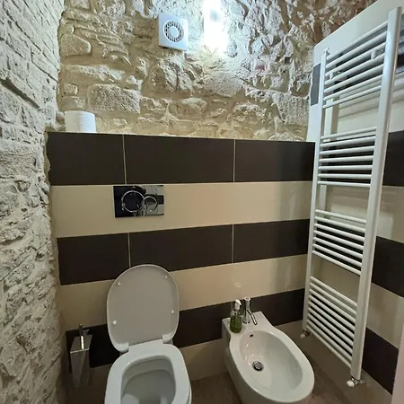 Castel Di Pietra Guest house