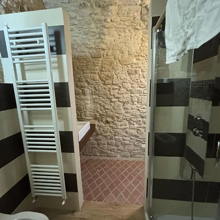 Castel Di Pietra Guest house *