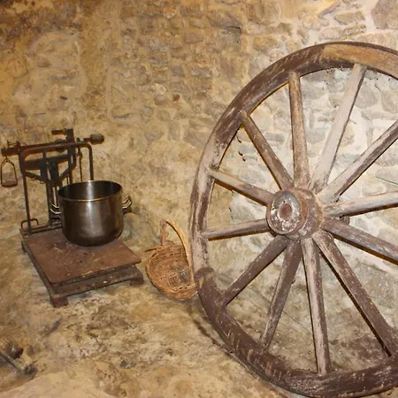Castel Di Pietra Guest house *