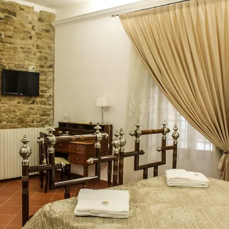 Castel Di Pietra Guest house *