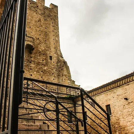 Castel Di Pietra Pietra Montecorvino