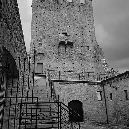 Castel Di Pietra Guest house