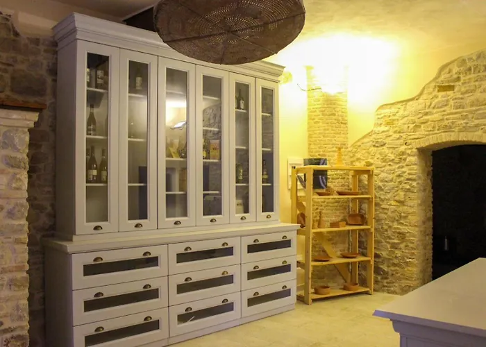 Castel Di Pietra Гостевой дом Pietra Montecorvino